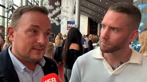 SE FRIERIET: Thomas Evers Poulsen på knæ