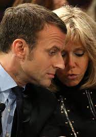 Emmanuel macron a été bousculé, mardi 8 juin, lors d'un déplacement dans la drôme. Quelle Est L Histoire Du Couple Emmanuel Macron Et Brigitte Trogneux Marie Claire