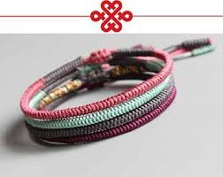 3 Couleurs Bouddhiste Tibetaine Fait A La Main Porte Bonheur Etsy Lucky Bracelet Square Knot Bracelets Tibetan Bracelet