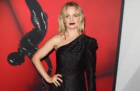 The kinks frontman ray davies looked typically cool as he stepped out for a socially distanced stroll in london with his partner on friday. Mena Suvari Enthullt Seltsame Erfahrung Mit Kevin Spacey