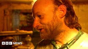 Görünüşe göre Kanadalı bir seri katil tarafından yazılan ve internette  satışa sunulan bir anı kitabı, kurbanların yakınlarını kızdırmış, raporlar  öyle diyor. Eski milyoner domuz çiftçisi Robert Pickton, 2007'de altı  kadını öldürmekten hüküm