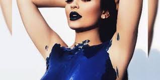 Andere zogen jetzt ganz freiwillig nach und legten dem tätowierer ihres vertrauens klaas' zeichnungen als vorlage auf den tisch. Kylie Jenner Blue Body Paint