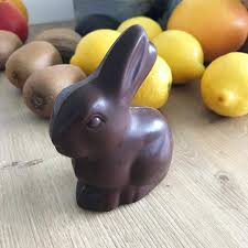 Ce Lapinou Vegan A Partager Est En Chocolat Noir Bio Au Lait D Amande Et Il Est Realise De Facon Artisanale Lessismore Ikalia Bi Food Vegetables Eggplant