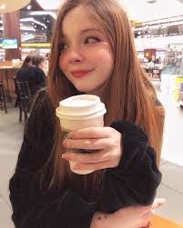 Elisa Moore's Instagram, Twitter & Facebook