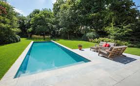 Het Niveauverschil In Deze Bosrijke Omgeving Werd Gezien Als Een Voordeel In Het Ontwerp Het Bad Werd Voorzien Van Een Infi Pool Wellness Design Outdoor Decor