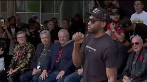Kawhi leonard ends raptors speech with hilarious nod to his. Video Kawhi Leonard Perfectly Ends Speech To Raptors Fans With His Trademark Laugh