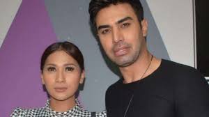 Nama suami tata janeeta sebenarnya sudah tak asing lagi, pasalnya dia sempat dikabarkan menikah dengan angelina sondakh. Inikah Penyebab Tata Janeeta Konflik Dengan Suami