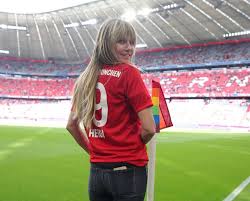 Jun 25, 2021 · heidi klum hat auf instagram freizügige strandbilder veröffentlicht. Bayern Germany On Twitter Heidi Klum At Allianz Arena Fcbsge