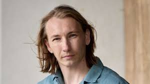 Han turde skille sig ud: Thomas favnede de mennesker, han mødte