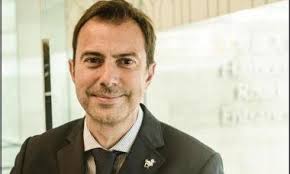 Glamour, glitter and hope at the world's largest jewellery (...)