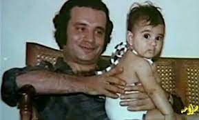 جورجينا رزق من مواليد يناير 1953 أي أنها تبلغ من العمر حالياً 67 عاماً، في حين جملت ابنتها نفس ملامحها الجميلة إلا أن الأم في فترة شبابها كانت أكثر جمال وتألق من ابنتها حالياً. Ø¹Ù…ÙŠÙ„ Ù„Ù„Ù…ÙˆØ³Ø§Ø¯ ØªØµØ§Ø¯Ù‚ Ù…Ø¹ Ø¹Ù„ÙŠ Ø­Ø³Ù† Ø³Ù„Ø§Ù…Ø© ÙÙŠ Ø¨ÙŠØ±ÙˆØª ÙˆÙƒØ§Ø¯ Ø£Ù† ÙŠÙ…Ø´ÙŠ ÙÙŠ Ø¬Ù†Ø§Ø²ØªÙ‡ Ø¨Ø¹Ø¯ Ø§Ø³ØªØ´Ù‡Ø§Ø¯Ù‡ ÙˆØªØ¹Ø±Ù Ø¹Ù„Ù‰ Ø²ÙˆØ¬ØªÙ‡ ÙˆØ´Ù‚ÙŠÙ‚ØªÙ‡Ø§ ÙˆØªÙ„Ù‚Ù‰ Ù…Ù†Ù‡ Ù‡Ø¯ÙŠØ© Ù…Ù† Ø°Ù‡Ø¨ Ø§Ù„Ù‚Ø¯Ø³ Ø§Ù„Ø¹Ø±Ø¨ÙŠ