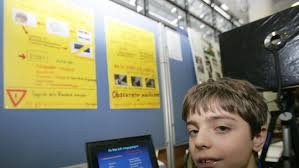 Junge Leute stellen sich in Koblenz den Wettbewerben "Jugend forscht" und  "Schüler experementieren"