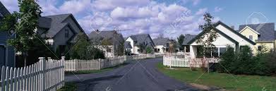 Weitere ideen zu bilder, amerika, klassisches abendessen. Dies Ist Eine Typische Amerikanische Vorstadt Nachbarschaft Es Gibt Einfamilienhauser Mit Einem Weissen Lattenzaunen Vor Jedem Haus Eine Strasse Fuhrt Entlang Der Mitte Des Bildes Das Sie Hinter Jedem Haus Findet Es