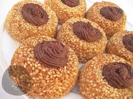 Sable Fondant Aux Graines De Sesame Grillees En Forme De Couronne Decoree Avec Une Ganache Au Patisserie Recette Gateau Oriental Gateau Algerien Sans Cuisson