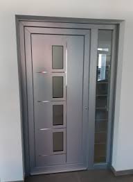 Puerta Moderna Con Tiras Inox Puertas Principales De Aluminio Diseno De Puertas Modernas Puertas De Aluminio