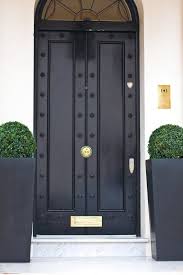 27 Chic Dark Front Doors To Try For Your Entry Chernye Perednie Dveri Naruzhnye Dveri Chernaya Dver