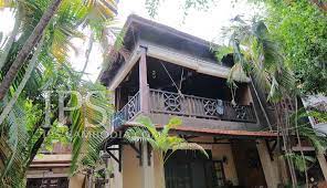 House For Rent In Boeung Trabek Price Usd 850 Month This Fully Furnished Khmer Wooden House Is Ideally Locat Renting A House Property For Rent Wooden House