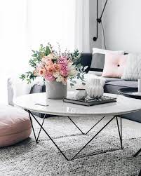 Dekorieren Sie Mit Stil 16 Schicke Couchtischdekorationen Wohnzimmer Dekoration Coffee Table Decorating Coffee Tables Marble Coffee Table