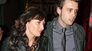 Makowiecki, polonya tv dizisinin ilk sezonunda finalistlerden biri olarak 2002'de popüler oldu idol , burada beşinci bitirdi. Reni Jusis And Tomek Makowiecki Are Already Divorced The Spokesman Of The Court Confirmed It Ended With A Hearing