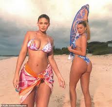 All brights collection kylie jenner kylie shop swimwear the kylie shop. Kylie Jenner Flaunts Ihre Figur Wahrend Posiert Am Strand In Einem Candy Farbigen Bikini Aktuelle Boulevard Nachrichten Und Fotogalerien Zu Stars Sternchen