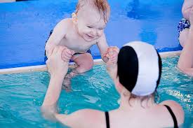 Die frage, wann man mit dem babyschwimmen beginnen sollte, wird in fachkreisen sehr unterschiedlich diskutiert: Babyschwimmen Schwimmkurse In Hamburg Schwimmschule Delphin