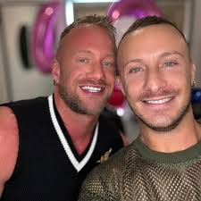 Birthday photo dump! Thank you to everyone who came to my celebration of  getting old! Clinging onto my youth is officially passé! Thank you again  for @bluewindowstothesoul and @brentprice.fit for treating me