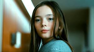 Cassandra Netflix Show Cast: Every Actor & Character (Photos)