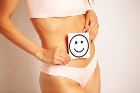 Saúde do estômago e bons conceitos de digestão, close-up da mulher saudável com belo corpo esbelto, segurando o cartão com um sorriso feliz nas mãos. | Foto Premium