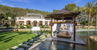 Unser haus ist ungefähr 3 stunden fahren vom flughafen, und nur ungefähr 15 minuten fahren zur verfügbare informationen über bali indonesien. Immobilie Der Woche Ein Hauch Von Bali Auf Ibiza Idealista