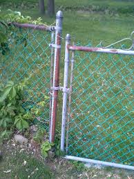Cutting the bent top rail the bent part of the rail can also be cut off and replaced. How Can I Fill In The Gap Between My Chain Link Fence And Its Gate Home Improvement Stack Exchange
