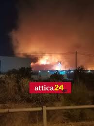 Όπως ανέφερε η πυροσβεστική η πυρκαγιά έχει ξεσπάσει σε χώρο εργοστασίου επί της λεωφόρου νάτο στον ασπρόπυργο αττικής. D5mhol0m2zhlfm