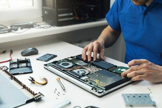 Teknisi memeriksa lama servis laptop dan kerusakannya