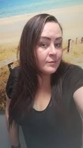 Who can cut thick curly hair with wispy layers and curtain bangs?