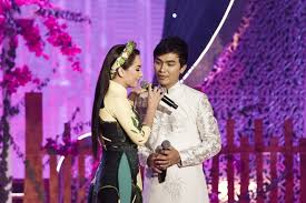 Vừa nhìn thấy người bạn thân, mạnh quỳnh và phi nhung đã ôm chầm lấy nhau và tranh thủ selfile, trò chuyện rôm rả trong lúc đợi mạnh quỳnh lấy hành lý. Phi Nhung Kháº³ng Ä'á»‹nh Máº¡nh Quá»³nh Khong Pháº£i La Cha Cá»§a Con Gai Vov Vn