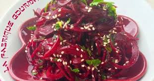Salade De Betteraves Crues Et Sesame Vinaigrette Au Miel Et Agrumes Betterave Salade Salade De Betterave Crue Betterave Recette