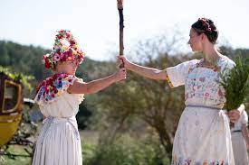 Årets midsommar outfit ser ni en glimt av ovan. Midsommar S Showstopping Flower Dress Was So Heavy They Hid A Chair Under It Vanity Fair