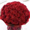 Una simpatica composizione di 3 rose rosse, con un piccolo orsacchiotto in peluche, ornato con un elegante fiocco. 3