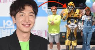 Lee kwang soo's acceptance speech after winning the top excellence award at the 2016 sbs entertainment awards ♡ (trans). Lee Kwang Soo Roamed Around In A Legit Transformers Costume For Korea S Children S Day Koreaboo