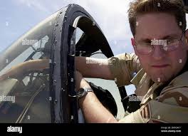 Partecipando ALL'ESERCITAZIONE DI SALVATAGGIO NEL DESERTO IX, il capitano Kevin  Eilers, un pilota a-10 Warthog del 75th Fighter Squadron di Papa AFB, North  Carolina, si prepara ad uscire dall'abitacolo del suo aereo