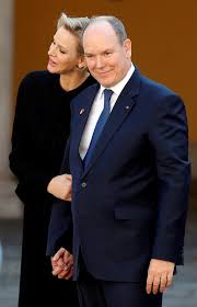 Her husband, albert ii, is the reigning prince of monaco and head of the pr. Charlene Und Albert Zeigen Sich Total Verschmust