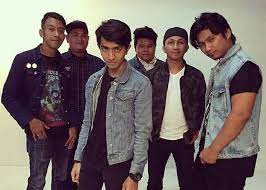 Siapa tidak kenal dengan kumpulan floor88 yang terkenal dengan lagu 'zalikha'. Lirik Lagu Zalikha Kumpulan Floor 88 Lokmanamirul Com