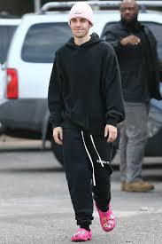 Justin Bieber S Most Colorful Crocs Moments Photos Footwear News Justin Bieber Style Justin Bieber Outfits Justin Bieber