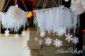 как украсить потолок на новый год в детском саду Podvesnoj Dekor Na Prazdnik Snezhinki Iz Bumagi Rozhdestvenskie Idei Idei Ukrasheniya Vecherinki Scenicheskie Dekoracii