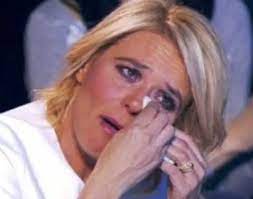 La malattia può insorgere in modo improvviso e spesso ha un decorso aggressivo, a volte fulminante. Lutto Assurdo Maria De Filippi La Conduttrice In Lacrime Morte Improvvisa Una Leucemia Fulminante Fan Sotto Choc Era Giovanissima Piu Donna