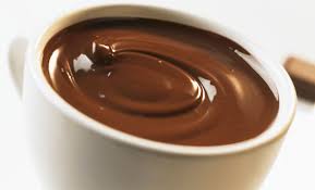 Procuratevi 35 g di cacao amaro, 25 g di zucchero semolato, 50 g di zucchero di canna, 45 g di fecola di patate e 70 g di gocce di cioccolato. Cioccolata Calda Densa E Cremosa La Ricetta Per Farla In Casa Leitv
