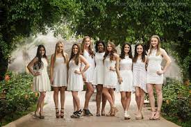 9 Simple Ways To Pose Large Groups For Portraits Family Picture Poses Group Photo Poses Photography Poses Family