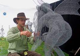 Fimela.com, jakarta jika selama ini kamu hanya melihat patung yang bentuknya dari semen, logam, atau kayu, maka, kini kamu harus melihat bagaimana kerennya patung yang terbuat dari segulungan kawat. Karya Patung Dari Kawat Untuk Kandang