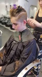 Making Sure We Can See Her Ears Kurzhaar Pixie Madchen Haarschnitt Haarschnitt Ideen