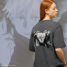Designs across the range feature original art from the manga and anime series. Jujutsu Kaisen Manga Ut Kollektion Bedruckte T Shirts Fur Damen Herren Uniqlo De
