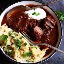 Rindsgulasch Mit Samigem Gulaschsaft Taste Of Travel Rezept Rindsgulasch Rindergulasch Gulasch